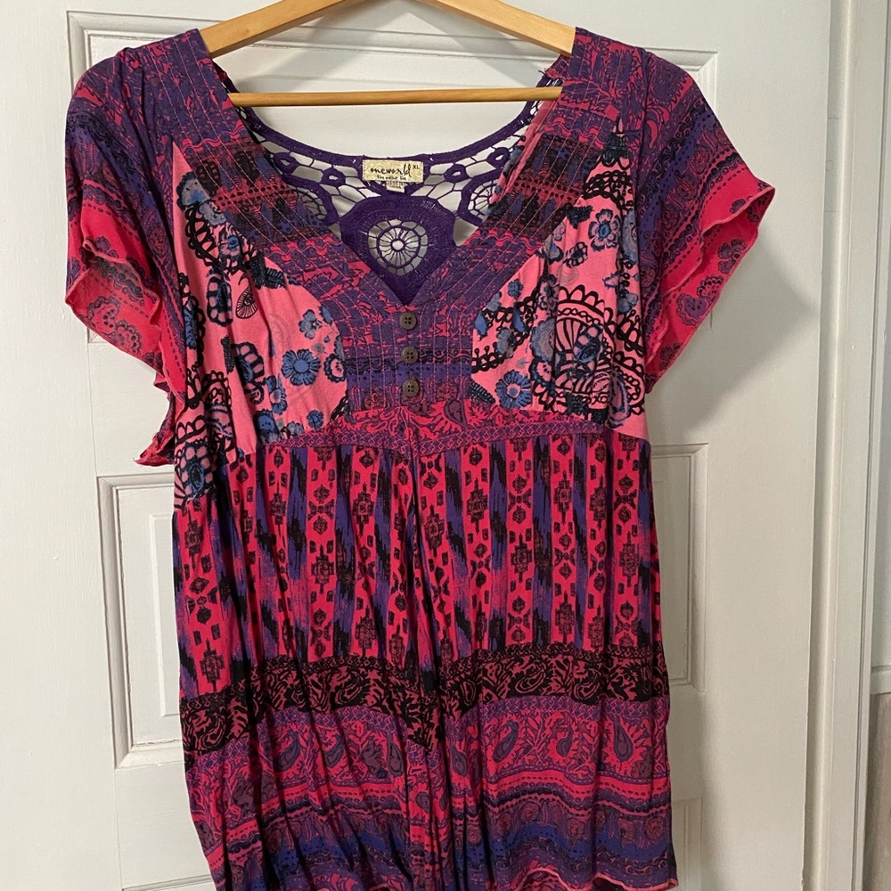 ONE WORLD Purple and Red Graphic Short Sleeve Blouse